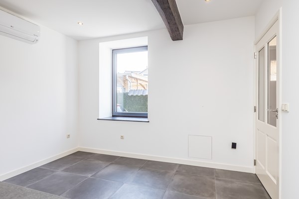 Foto - Te koop: Een woning voor de toekomst met een energielabel van A+++ met een multifunctionele ruimte      (ca 25 m2) en tuin met eiken overkapping en grote eiken carport in het Heuvelland.